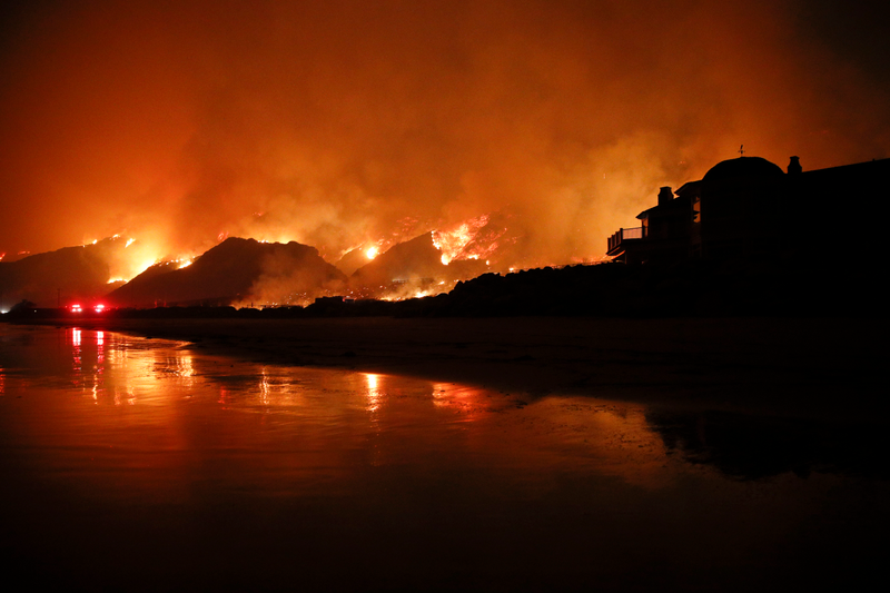 A wildfire burns along the 101 Freeway Tuesday, Dec. 5, 2017, in Ventura, CA. (Image: AP)